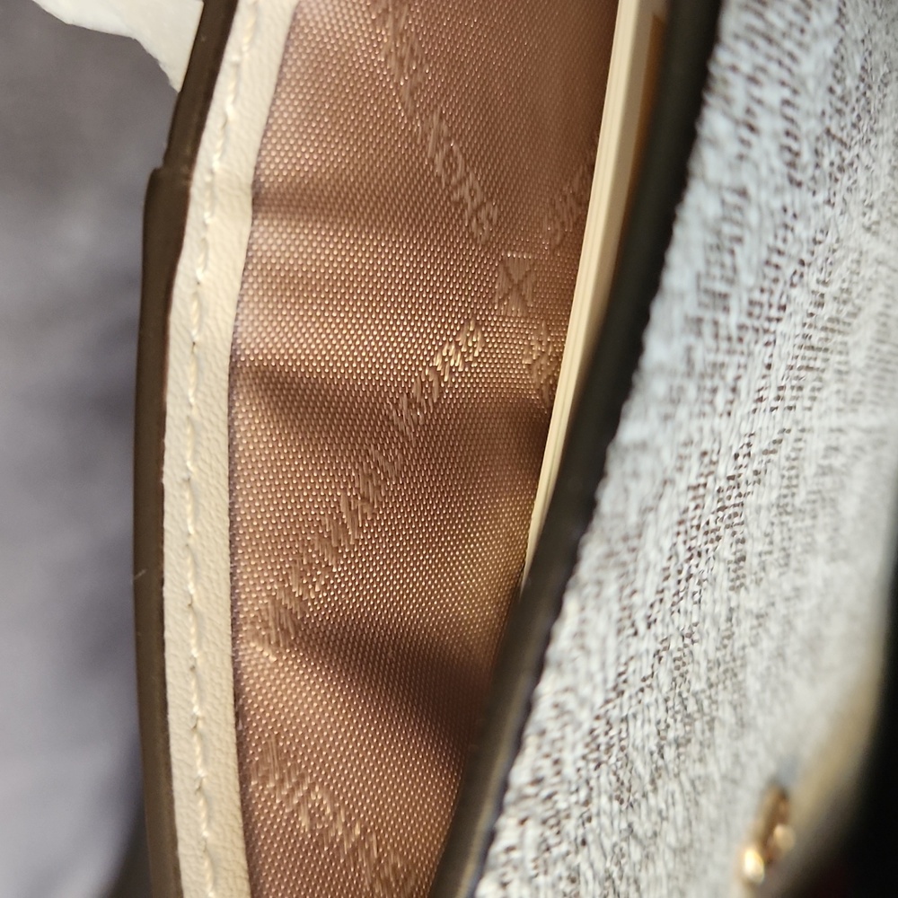 Michael Kors NWT Cream and Pink Wallets with Signature Monogram - Picture 3 of 5